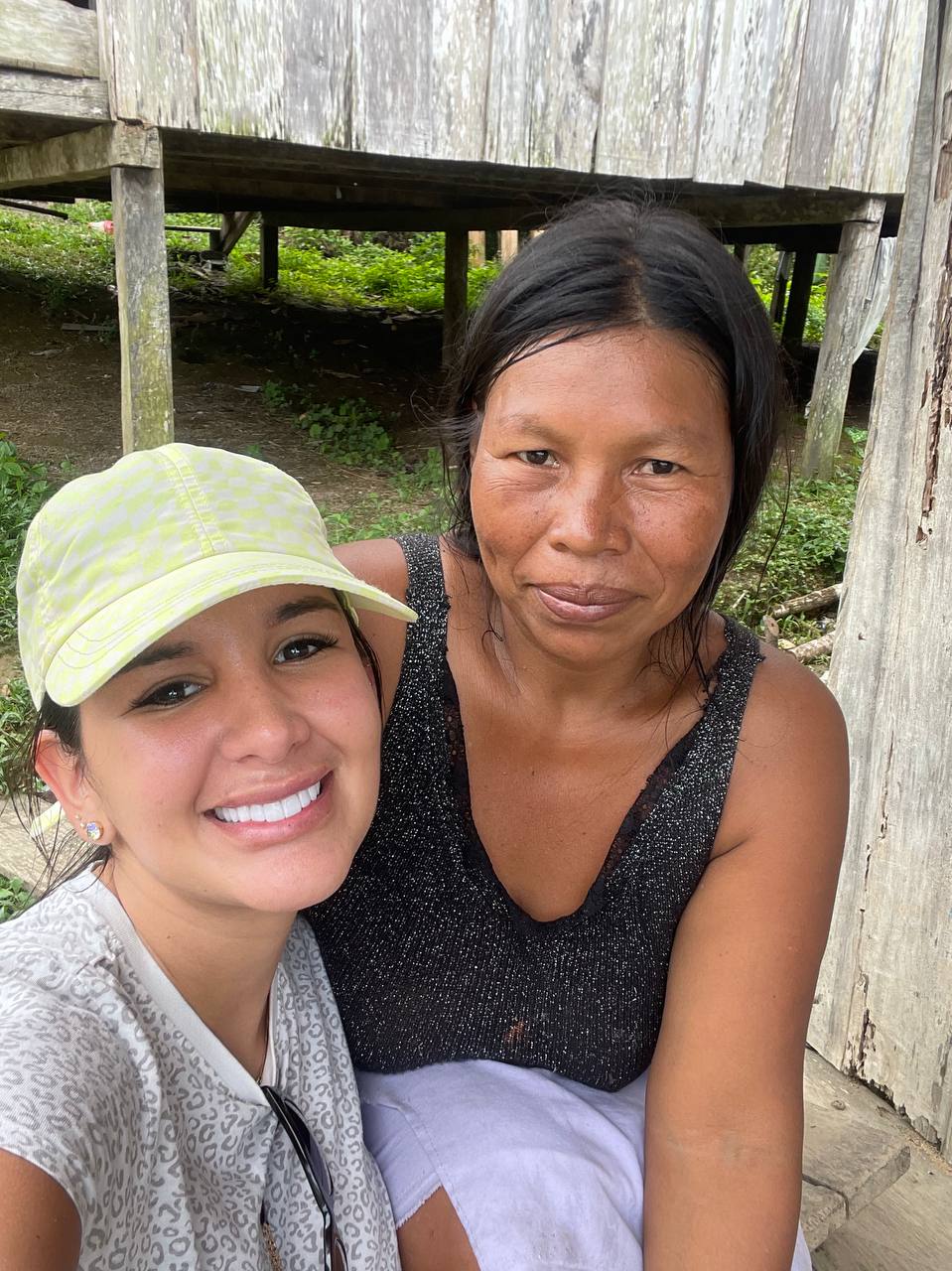 A Fundación Cloud team member with a woman from the community.