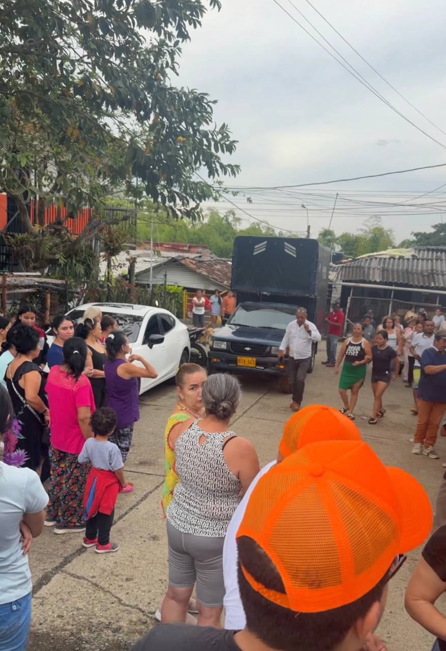 Families gathered in a Pereira street to receive earthquake relief from a Cloud Foundation truck.